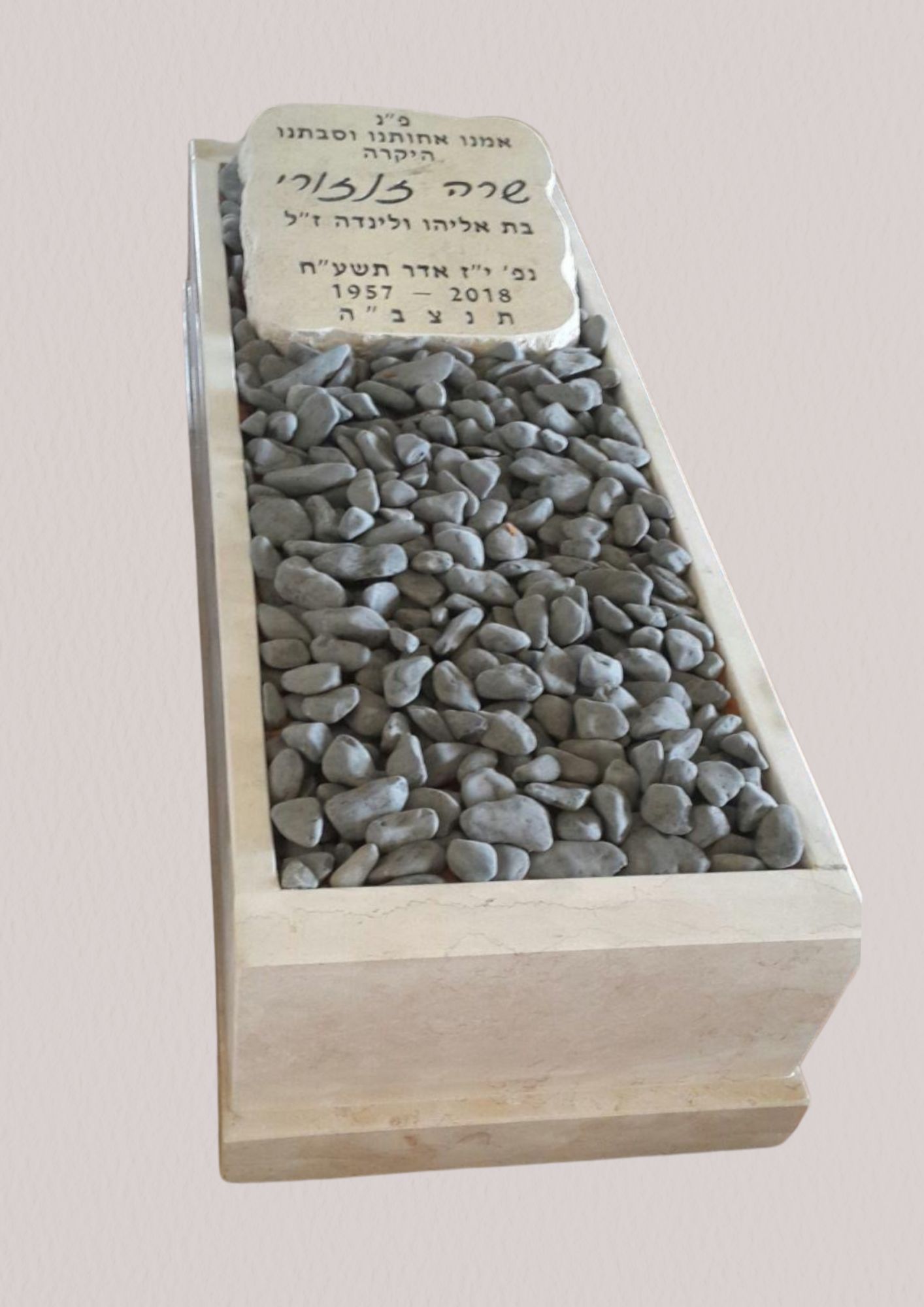 מצבת אבן מוגמרת בעבודת יד — אבני דוד